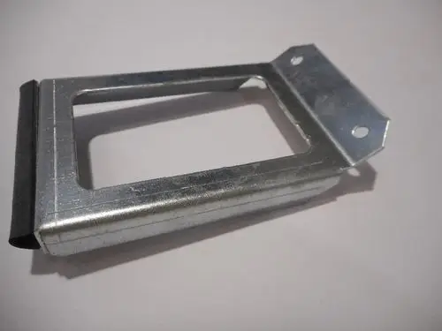 Verdichter Halter aus Metall, hergestellt von Remeha, mit einem rechteckigen Ausschnitt und Befestigungslöchern zur Montage.